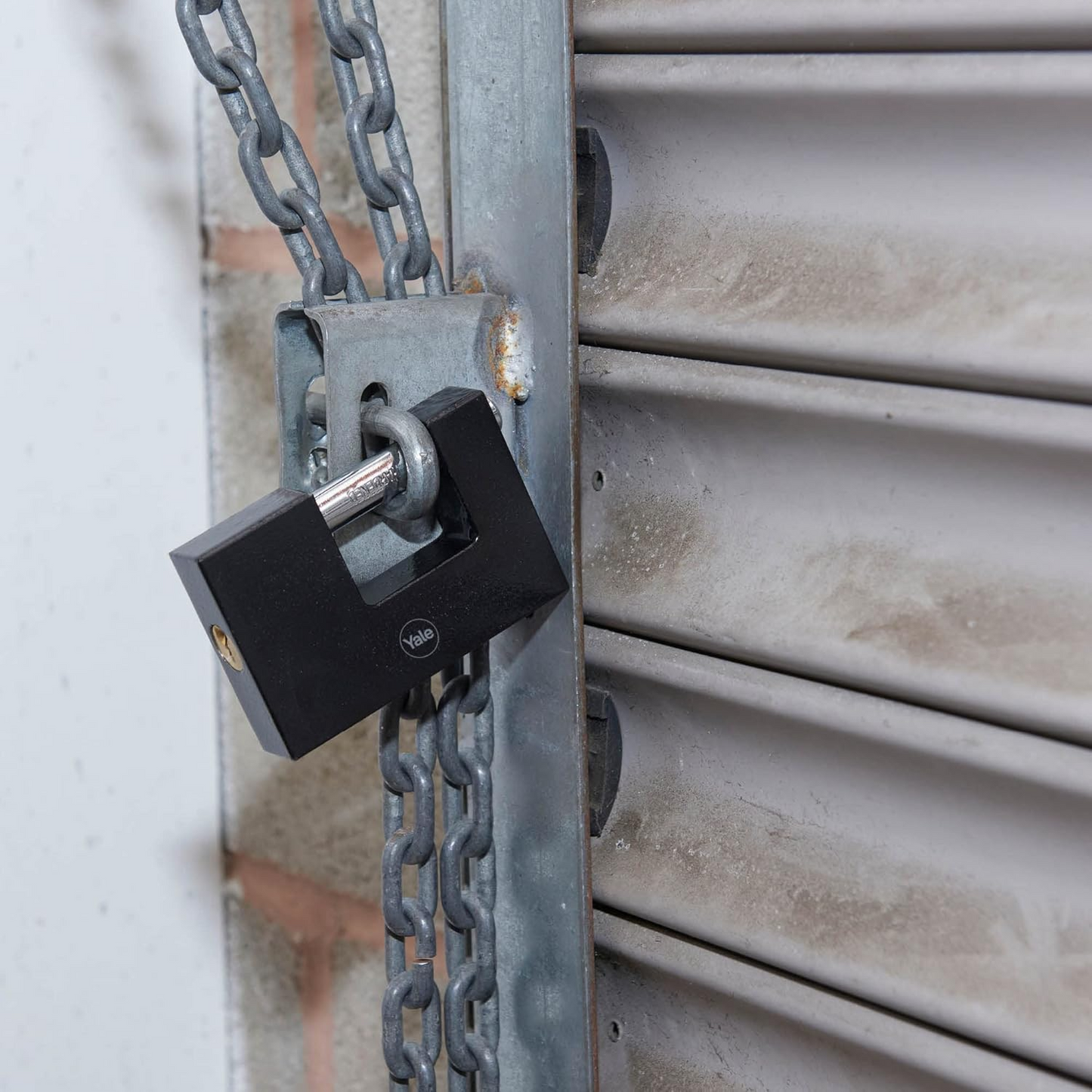 Yale Iron Shutter Padlock Hardened Steel Shackle 90mm Outdoor Black x3 Keys