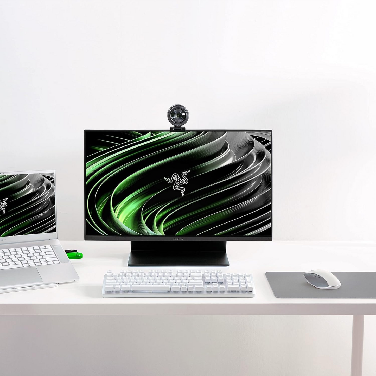 Razer Kiyo Pro USB Streaming Camera with High-Performance Light Sensor and Stand